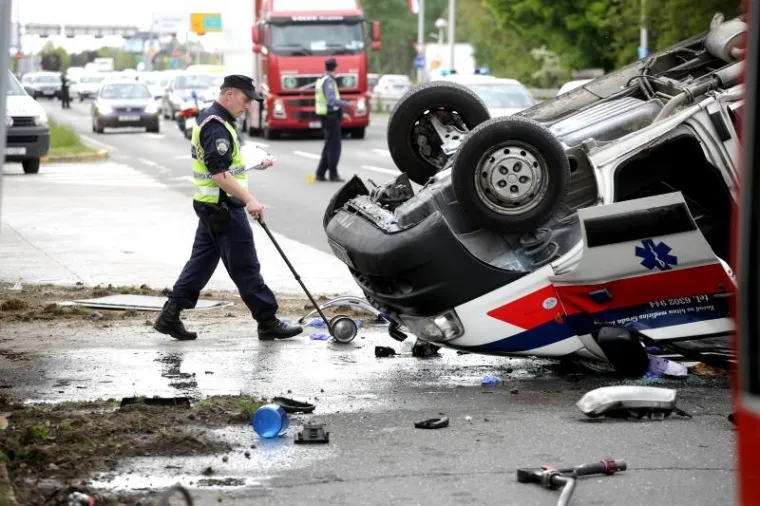 PROMETNA U ZAGREBU: Pogledajte kako se u nesreći vozilo Hitne prevrnulo na krov