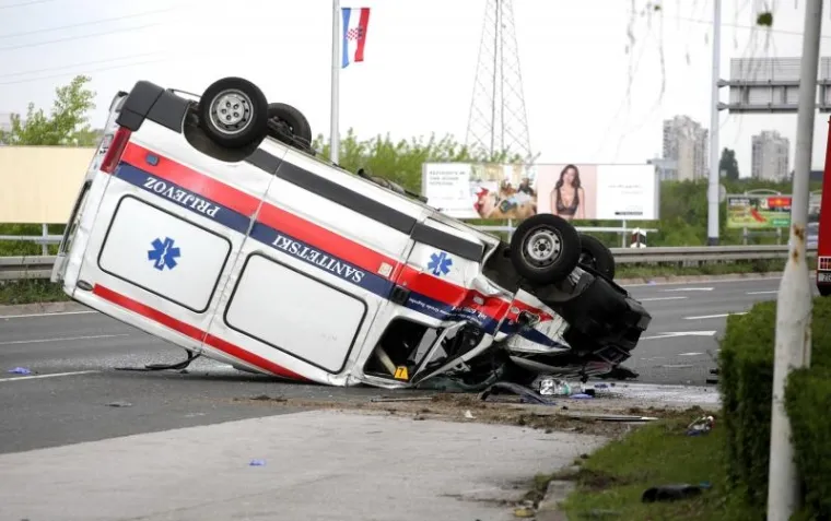PROMETNA U ZAGREBU: Pogledajte kako se u nesreći vozilo Hitne prevrnulo na krov