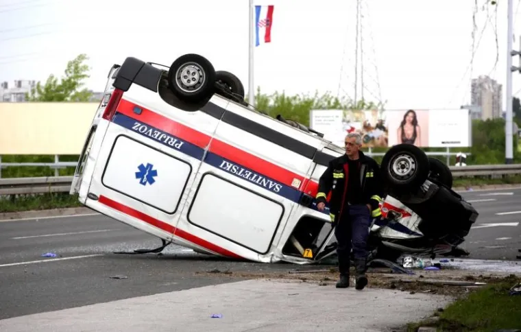 PROMETNA U ZAGREBU: Pogledajte kako se u nesreći vozilo Hitne prevrnulo na krov