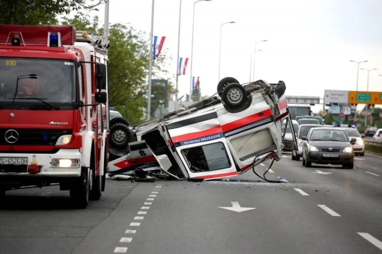 PROMETNA U ZAGREBU: Pogledajte kako se u nesreći vozilo Hitne prevrnulo na krov