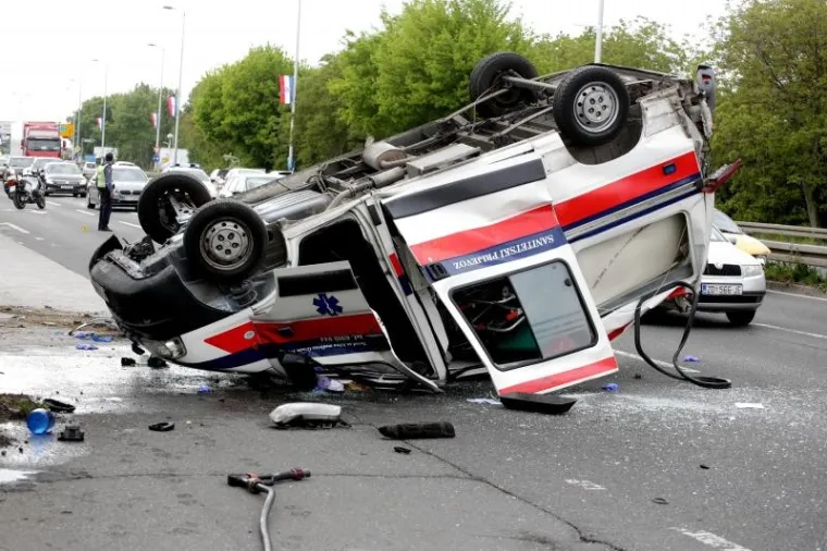 PROMETNA U ZAGREBU: Pogledajte kako se u nesreći vozilo Hitne prevrnulo na krov