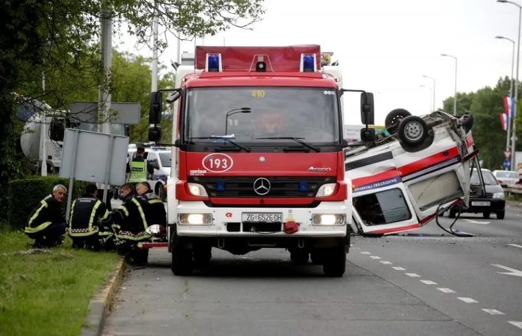 PROMETNA U ZAGREBU: Pogledajte kako se u nesreći vozilo Hitne prevrnulo na krov