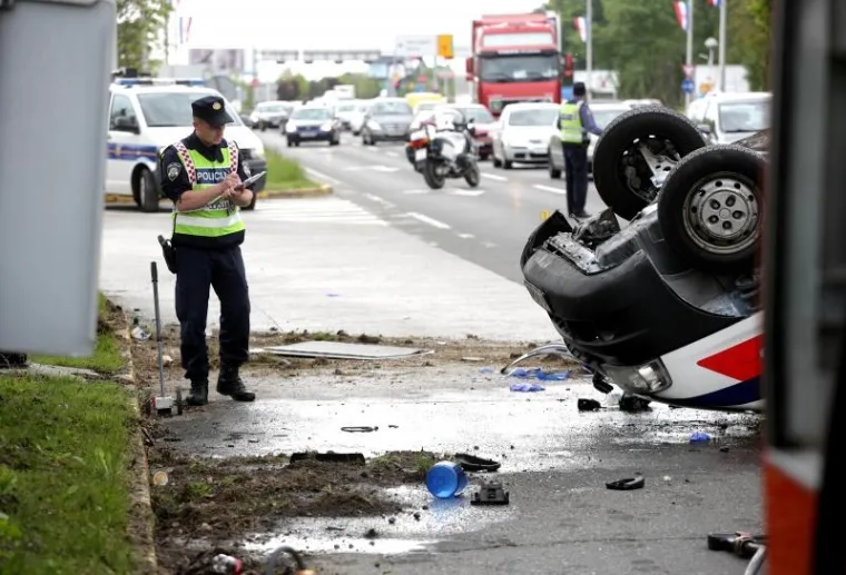 PROMETNA U ZAGREBU: Pogledajte kako se u nesreći vozilo Hitne prevrnulo na krov