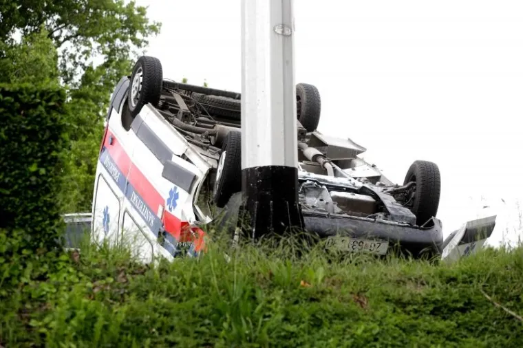 PROMETNA U ZAGREBU: Pogledajte kako se u nesreći vozilo Hitne prevrnulo na krov
