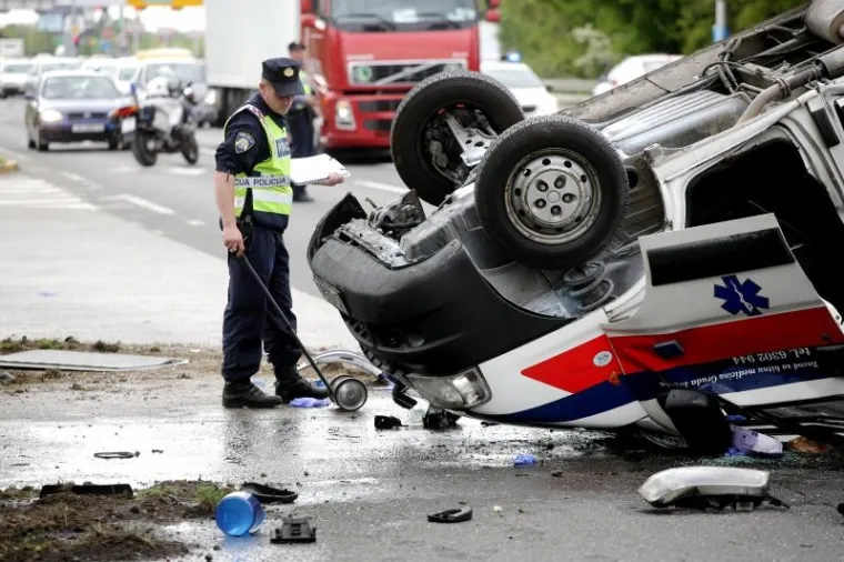 PROMETNA U ZAGREBU: Pogledajte kako se u nesreći vozilo Hitne prevrnulo na krov