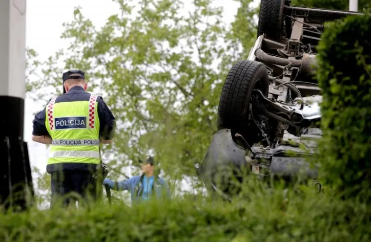 PROMETNA U ZAGREBU: Pogledajte kako se u nesreći vozilo Hitne prevrnulo na krov