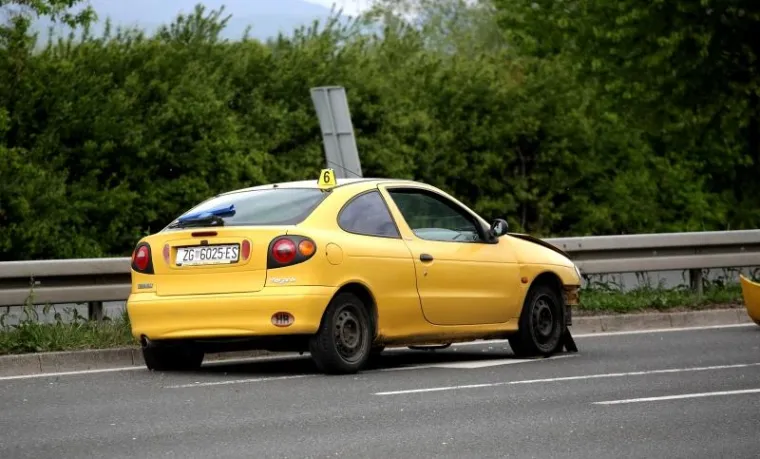 PROMETNA U ZAGREBU: Pogledajte kako se u nesreći vozilo Hitne prevrnulo na krov