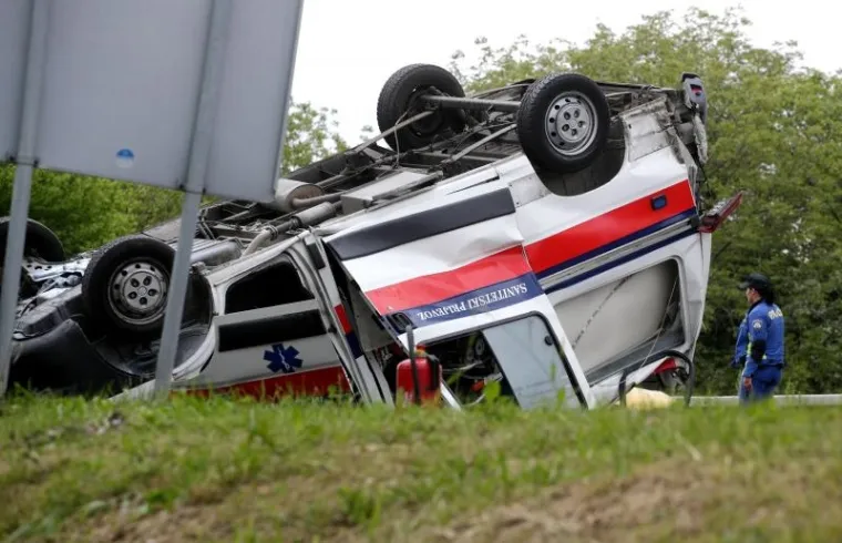 PROMETNA U ZAGREBU: Pogledajte kako se u nesreći vozilo Hitne prevrnulo na krov