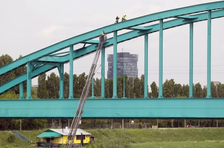 Prilikom obnove mosta u studenom 2015., natpis Hendrix bio je izbrisan. Preko noći su ga tada građani opet ispisali pa je most izgledao kao prije.