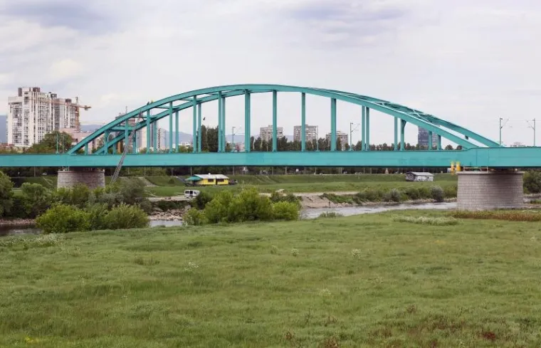 Na zelenom željezničkom mostu već je dugo vremena legendarni natpis Hendrix. Natpis je već ranije prefarban, no osvanuo je ponovno, , zbog čega je taj most i prije bio nazivan Hendrixovim mostom.