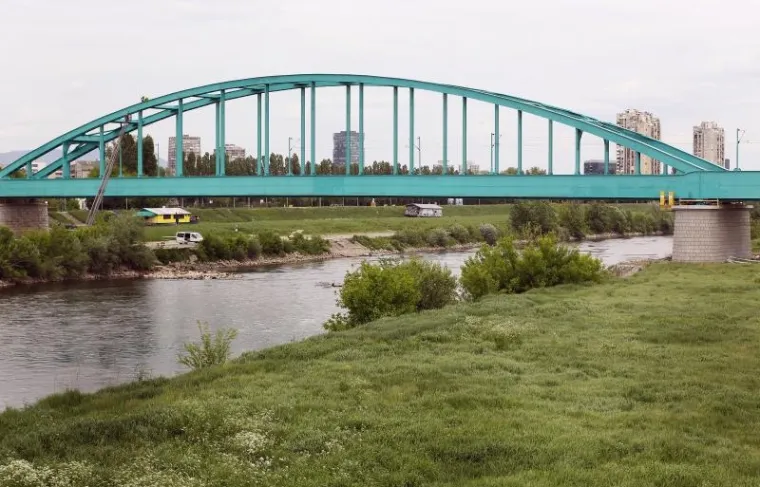 Neki mediji javljaju da je legendarni natpis s mosta nestao po nalogu zagrebačkog gradonačelnika Milana Bandića, koji navodno želi da most opet bude samo 'Zeleni most'. Bandić je ranije najavio da će na sjevernoj strani nasipa napraviti novu rasvjetu sa 172 rasvjetna stupa, no nije najavio da će u sklopu toga prefarbati popularni natpis.