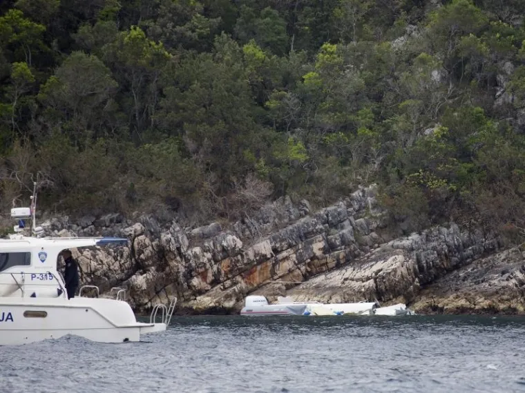 Putem Obalne radio postaje ORP Dubrovnik-radio emitira se poruka pogibli kategorije Mayday Relay prema svim sudionicima u pomorskom prometu.
