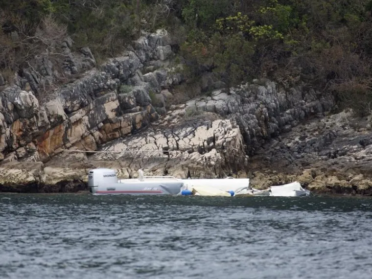 U potražnu akciju za nestalima uključena su tri plovila Lučke kapetanije Dubrovnik s liječničkom pratnjom, službeni policijski brod te motorni trajekt Hanibal Lucić.