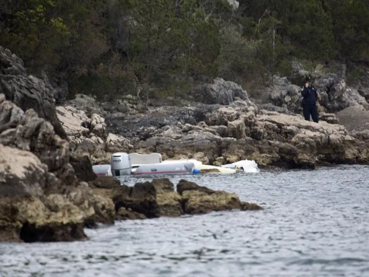 U sudaru broda Lučke kapetanije Danče i gumenjaka sinoć su u Koločepskom zaljevu poginule dvije osobe.