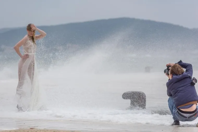 NIJE LAKO BITI MODEL: Seksi manekenka pozirala na zadarskoj rivi u prozirnoj haljini, a onda je do&scaron;ao ogroman val...