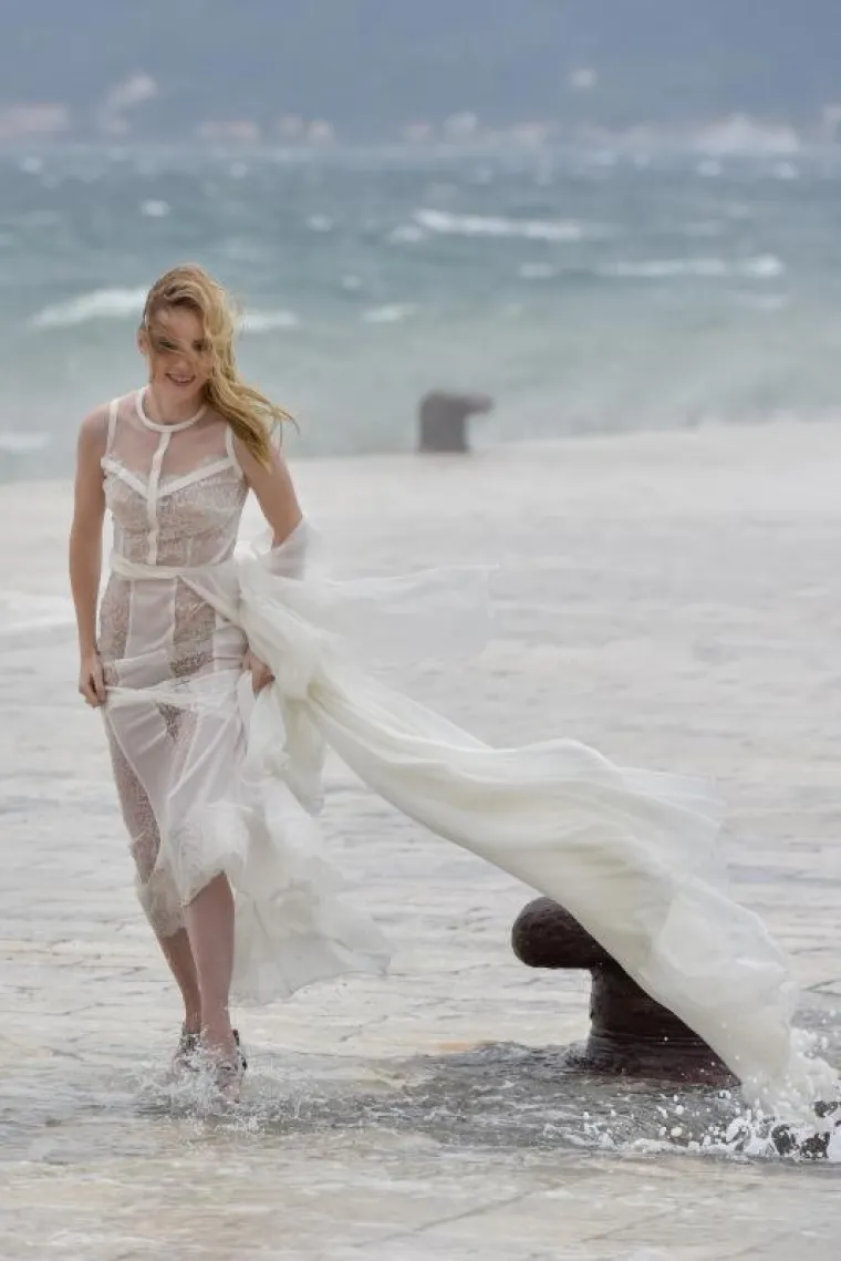 Jako jugo nosilo joj je haljinu pa je prizor izgledao vrlo dramatično.