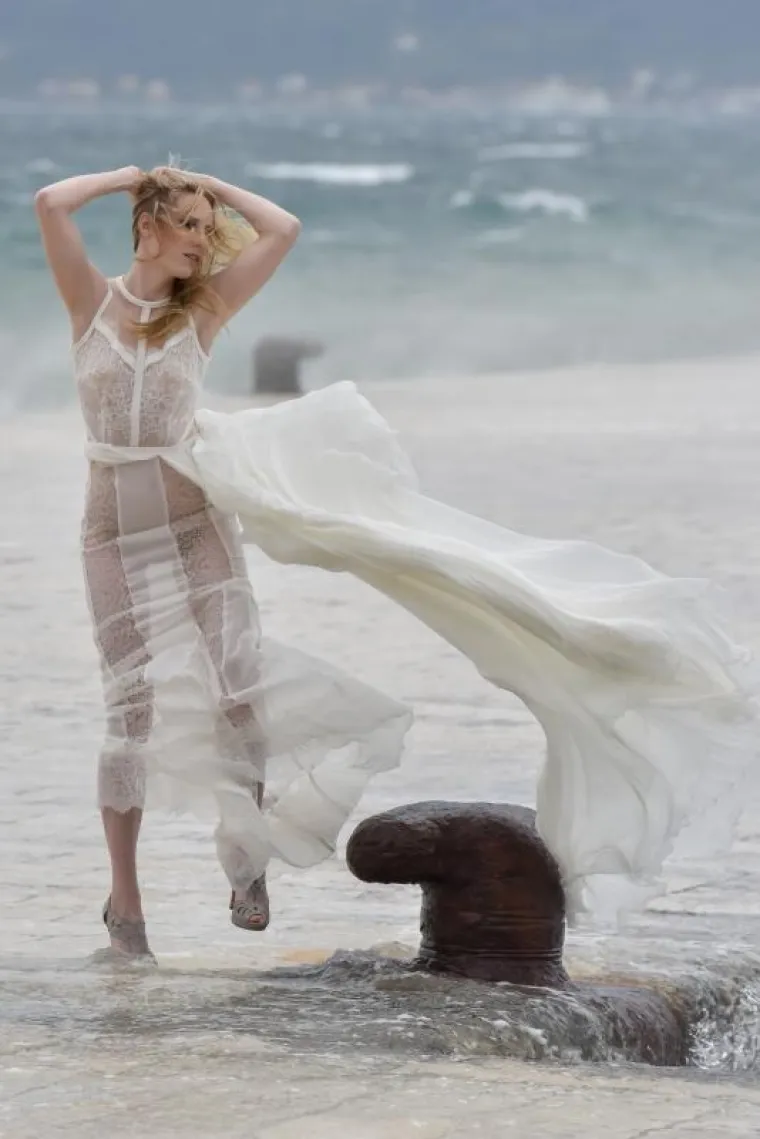 Model je pozirao u bijeloj, prozirnoj haljini.