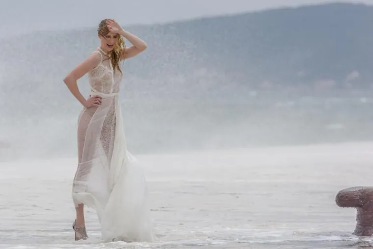 NIJE LAKO BITI MODEL: Seksi manekenka pozirala na zadarskoj rivi u prozirnoj haljini, a onda je do&scaron;ao ogroman val...