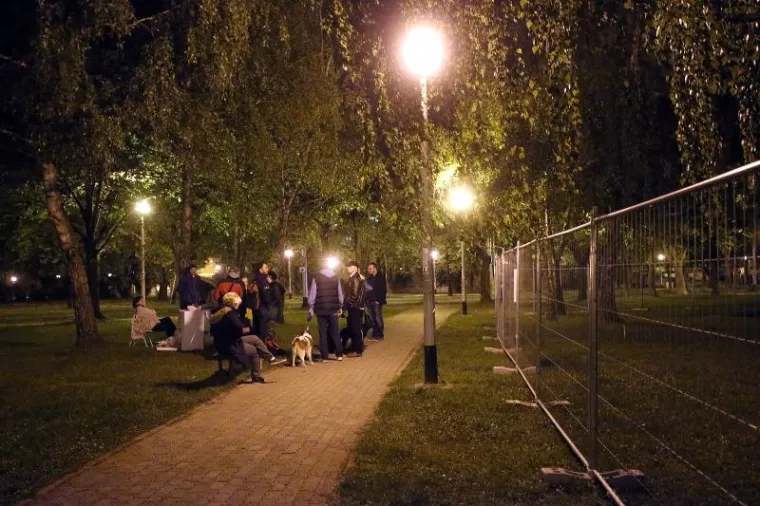 Stanovnici Savice probdjeli noć kako bi zaustavili radove na parku kojeg ne žele