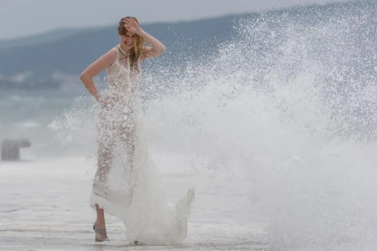 More 'okupalo' manekenku tijekom snimanja na zadarskoj rivi