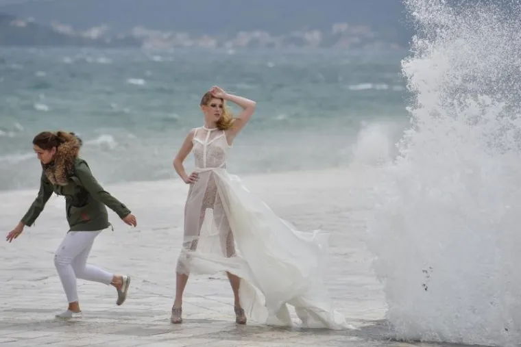 More 'okupalo' manekenku tijekom snimanja na zadarskoj rivi