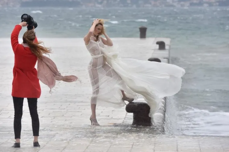 More 'okupalo' manekenku tijekom snimanja na zadarskoj rivi