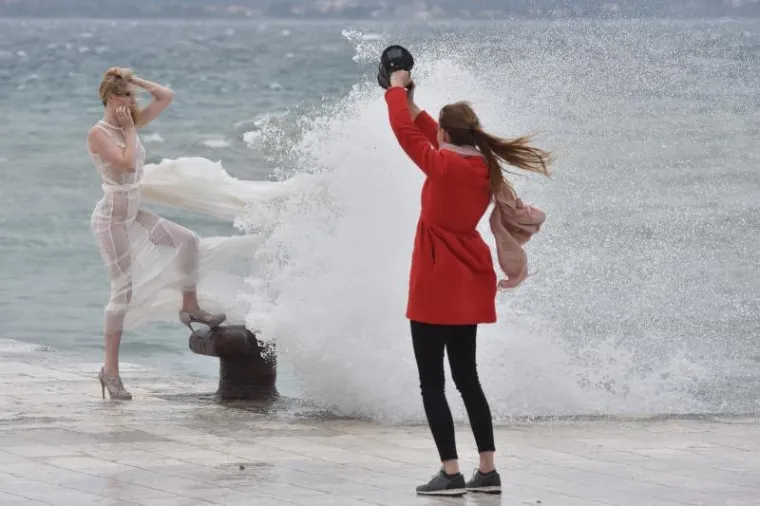 More 'okupalo' manekenku tijekom snimanja na zadarskoj rivi
