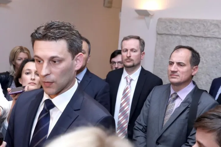 STIGLA REAKCIJA MOSTA: Petrov dao izjavu za medije, iza njega stajala tri ministra koje Plenković želi van iz Vlade