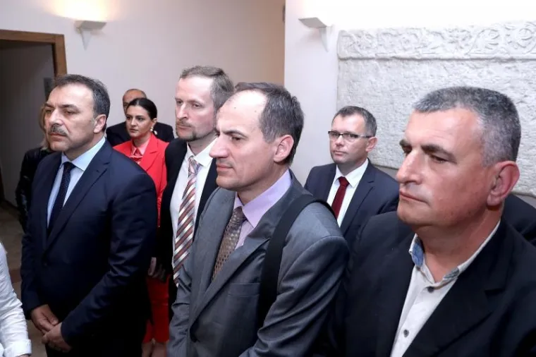 STIGLA REAKCIJA MOSTA: Petrov dao izjavu za medije, iza njega stajala tri ministra koje Plenković želi van iz Vlade