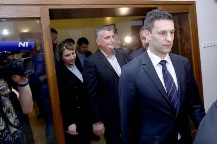 STIGLA REAKCIJA MOSTA: Petrov dao izjavu za medije, iza njega stajala tri ministra koje Plenković želi van iz Vlade