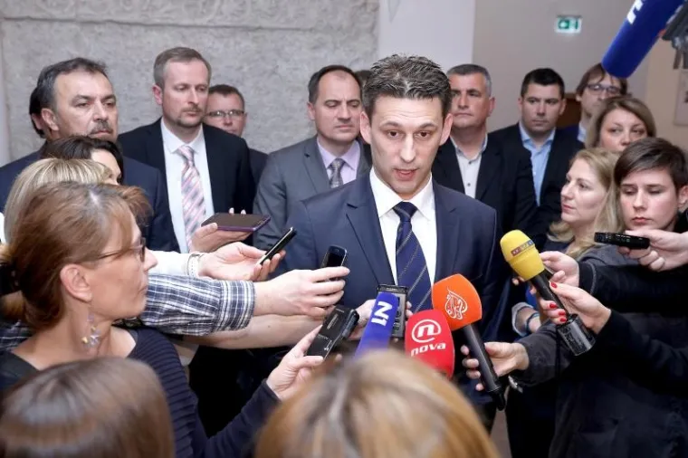 STIGLA REAKCIJA MOSTA: Petrov dao izjavu za medije, iza njega stajala tri ministra koje Plenković želi van iz Vlade