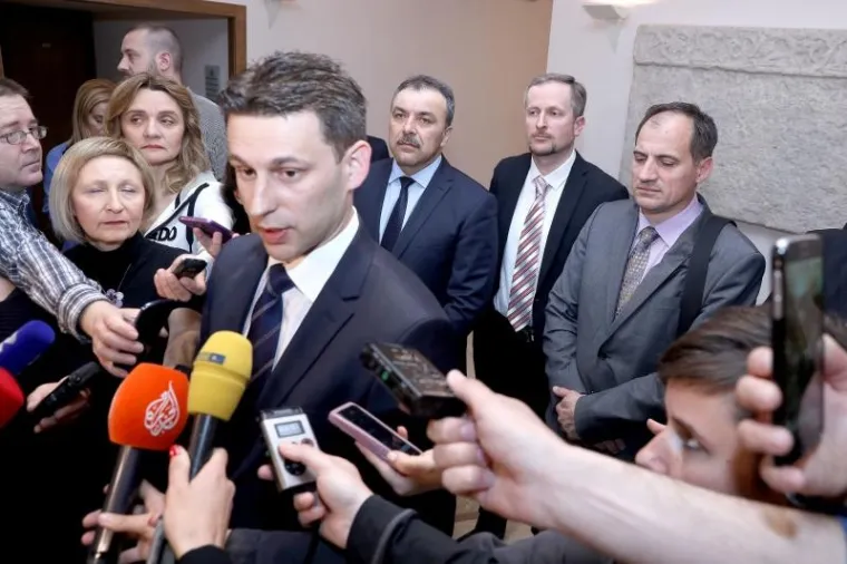 STIGLA REAKCIJA MOSTA: Petrov dao izjavu za medije, iza njega stajala tri ministra koje Plenković želi van iz Vlade