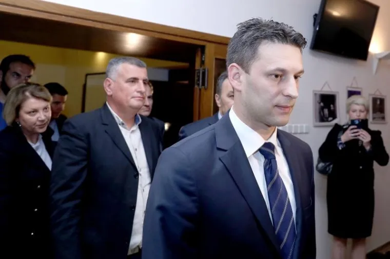 STIGLA REAKCIJA MOSTA: Petrov dao izjavu za medije, iza njega stajala tri ministra koje Plenković želi van iz Vlade