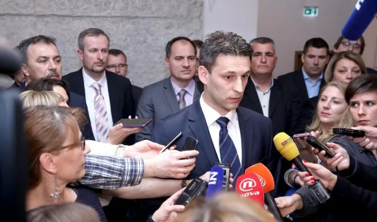 STIGLA REAKCIJA MOSTA: Petrov dao izjavu za medije, iza njega stajala tri ministra koje Plenković želi van iz Vlade