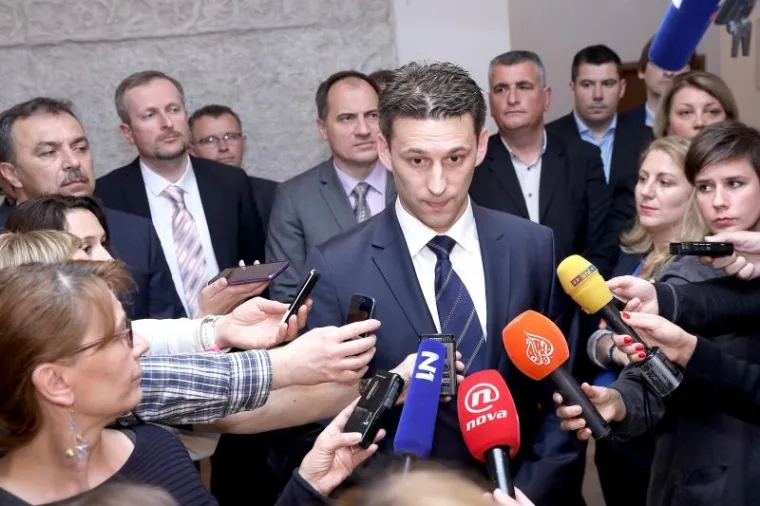 Trojica Mostovih ministara za vrijeme izjave Petrova stajali su njemu iza leđa