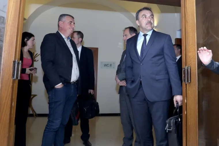 STIGLA REAKCIJA MOSTA: Petrov dao izjavu za medije, iza njega stajala tri ministra koje Plenković želi van iz Vlade