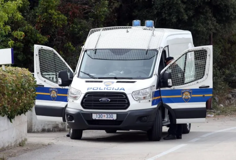 POLICIJSKA OPSADA KOD ŠIBENIKA: Nastavljen očevid na mjestu trostrukog ubojstva