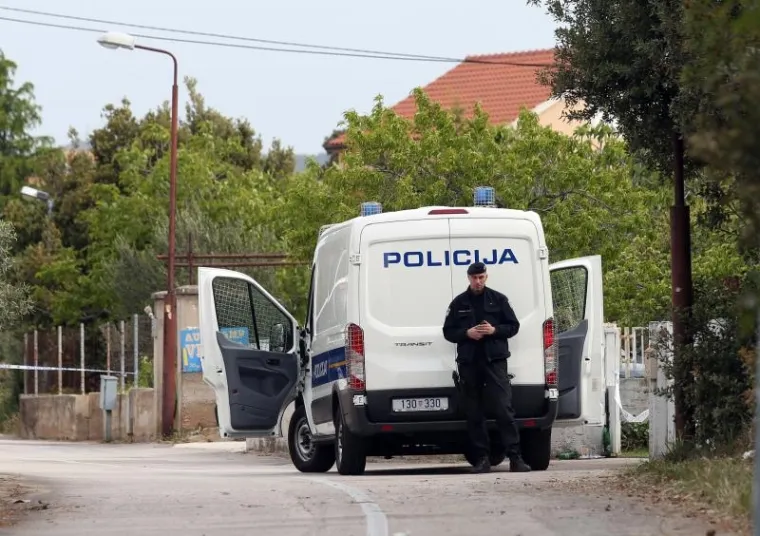 POLICIJSKA OPSADA KOD ŠIBENIKA: Nastavljen očevid na mjestu trostrukog ubojstva