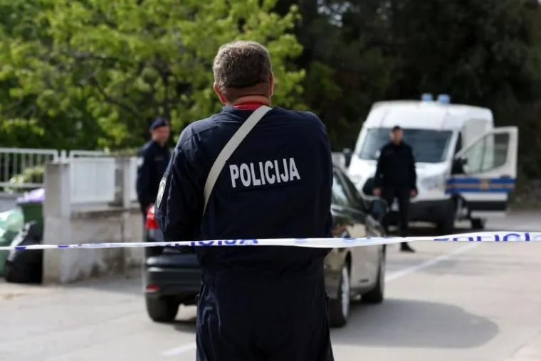 POLICIJSKA OPSADA KOD ŠIBENIKA: Nastavljen očevid na mjestu trostrukog ubojstva