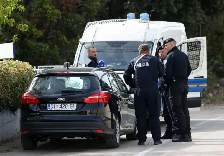 POLICIJSKA OPSADA KOD &Scaron;IBENIKA: Nastavljen očevid na mjestu trostrukog ubojstva
