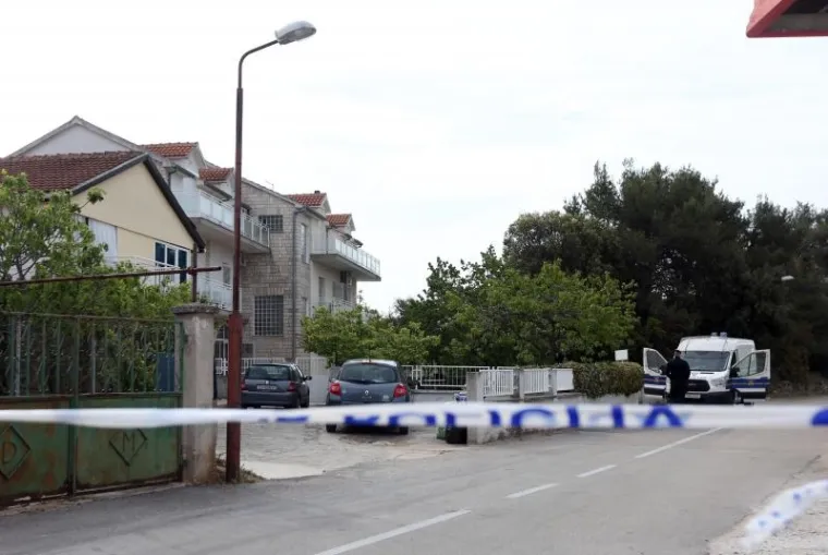 U Brodarici kod &Scaron;ibenika danas je nastavljen očevid u kući u kojoj su jučer ubijeni supružnici Milka i Hakija Keranović, te ispred kuće gdje je u vozilu nađeno i mrtvo tijelo Ivana Bajića. Za trostruko ubojstvo osumnjičen je   Boris Luketa koji je te&scaron;ko ranjen dovezen u splitsku bolnicu nakon &scaron;to si je, okružen policijom, ispalio hitac iz pi&scaron;tolja u usta.