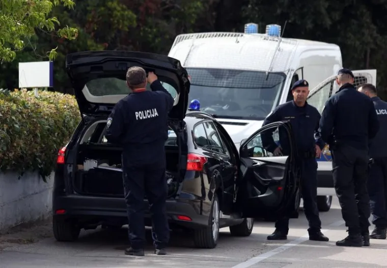 POLICIJSKA OPSADA KOD &Scaron;IBENIKA: Nastavljen očevid na mjestu trostrukog ubojstva