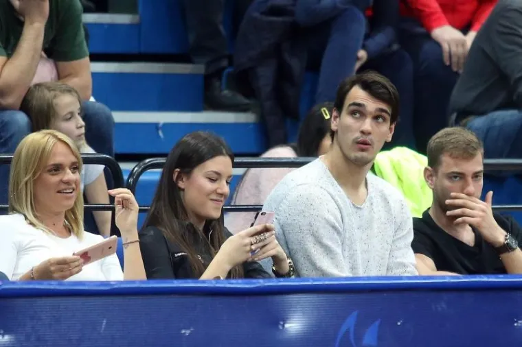 &Scaron;ARIĆ POD TORNJEM: NBA zvijezda u dru&scaron;tvu lijepe Karle pratio veliku pobjedu biv&scaron;eg kluba