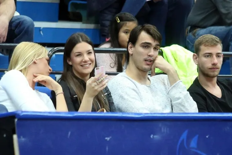 &Scaron;ARIĆ POD TORNJEM: NBA zvijezda u dru&scaron;tvu lijepe Karle pratio veliku pobjedu biv&scaron;eg kluba