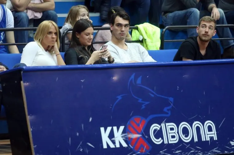 &Scaron;ARIĆ POD TORNJEM: NBA zvijezda u dru&scaron;tvu lijepe Karle pratio veliku pobjedu biv&scaron;eg kluba