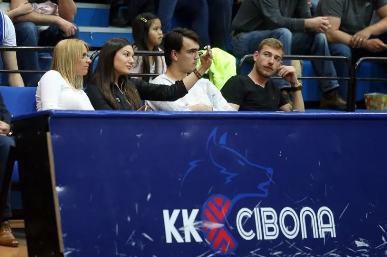 &Scaron;ARIĆ POD TORNJEM: NBA zvijezda u dru&scaron;tvu lijepe Karle pratio veliku pobjedu biv&scaron;eg kluba