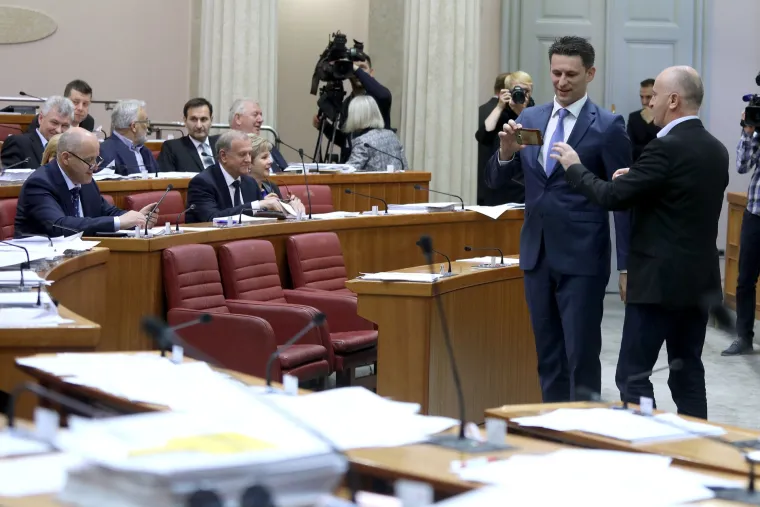 Veseli MOST-ovci naslikavaju se u sabornici