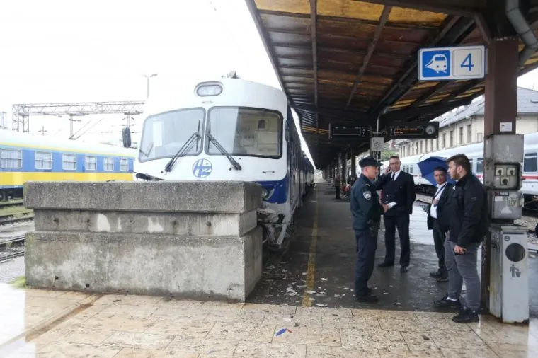 ŽELJEZNIČKA NESREĆA U ZAGREBU: Putnički vlak se bez kočenja na Glavnom kolodvoru zabio u betonski blok