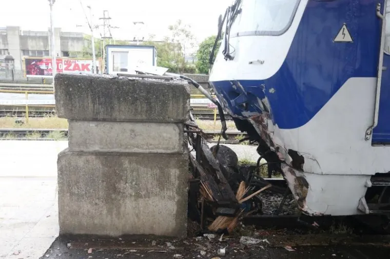 ŽELJEZNIČKA NESREĆA U ZAGREBU: Putnički vlak se bez kočenja na Glavnom kolodvoru zabio u betonski blok