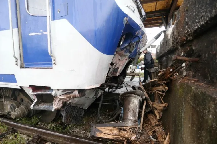 ŽELJEZNIČKA NESREĆA U ZAGREBU: Putnički vlak se bez kočenja na Glavnom kolodvoru zabio u betonski blok